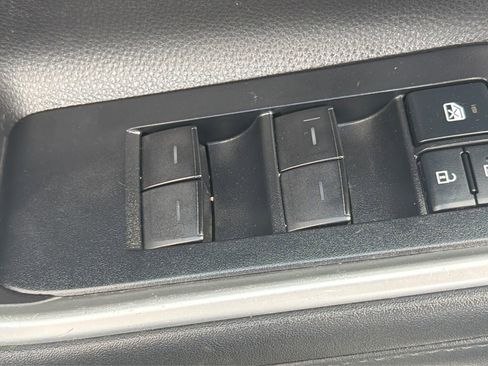 Used 2021 Toyota Highlander L FWD image 34
