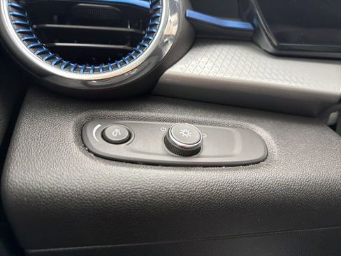 Used 2025 Chevrolet Trax LT w/ LT Convenience Package image 39