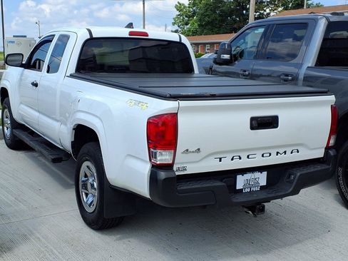 Used 2017 Toyota Tacoma SR AWD/4WD image 2