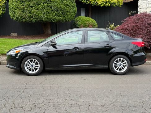 Used 2018 Ford Focus SE w/ Cold Weather Package FWD image 2