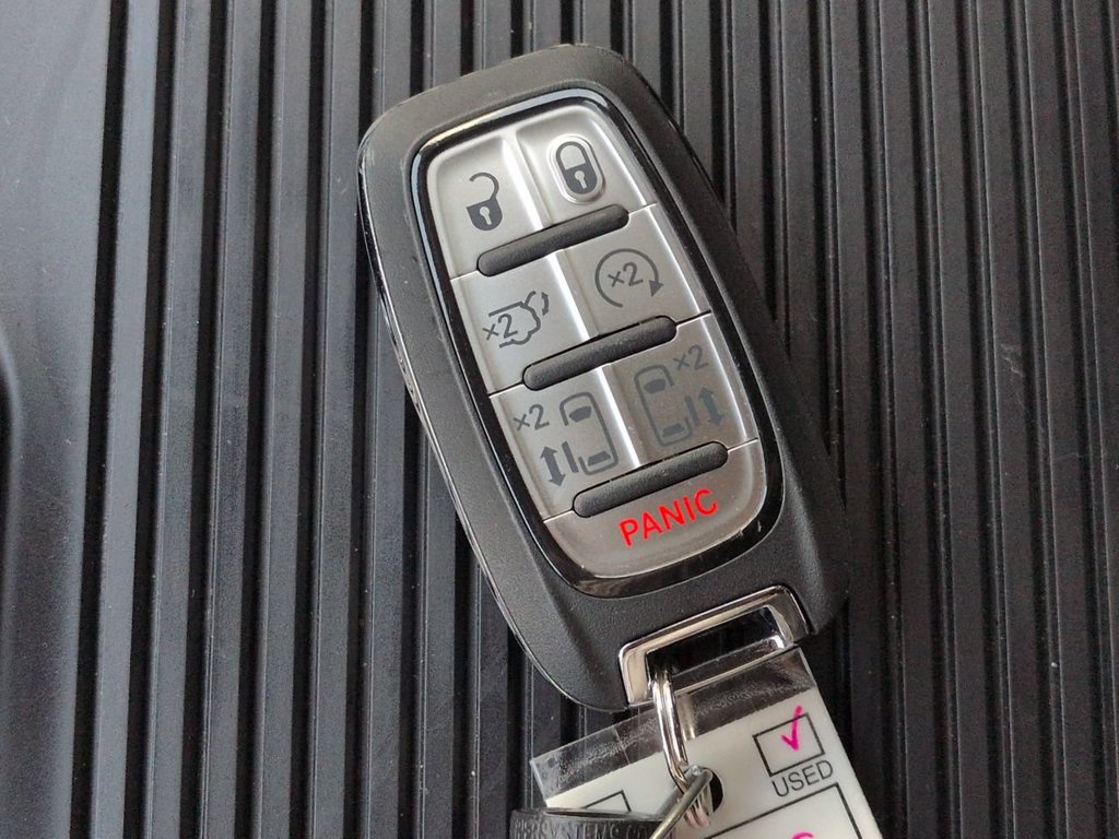 Used 2026 Chrysler Pacifica Limited FWD image 30