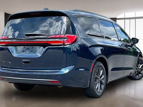 Used 2021 Chrysler Pacifica Touring-L w/ Uconnect Theater Family Group FWD image 6