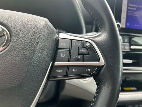 Used 2023 Toyota Highlander XLE AWD/4WD image 18