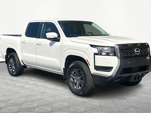Used 2025 Nissan Frontier SV image 1