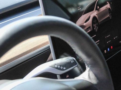 Used 2022 Tesla Model Y Long Range image 23