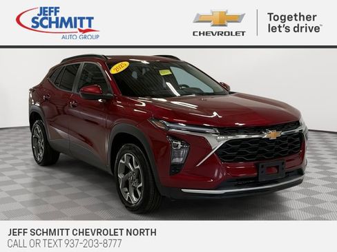 Certified 2025 Chevrolet Trax LT w/ LT Convenience Package FWD image 1