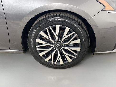 Used 2025 Nissan Altima 2.5 SV FWD image 32