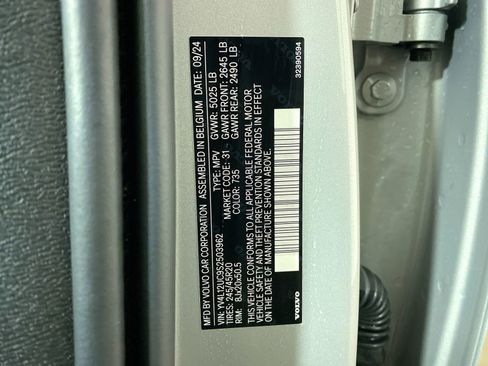 Used 2025 Volvo XC40 B5 Plus image 37