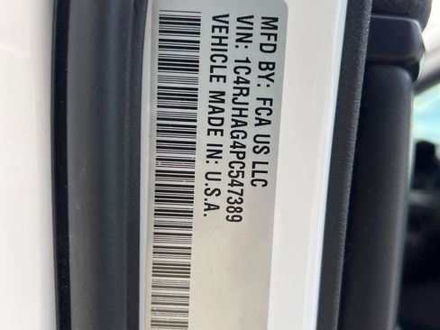 Used 2023 Jeep Grand Cherokee Laredo image 30