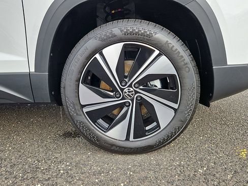 New 2026 Volkswagen Taos SE image 8