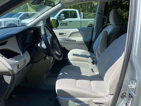 Used 2020 Toyota Sienna L FWD image 11
