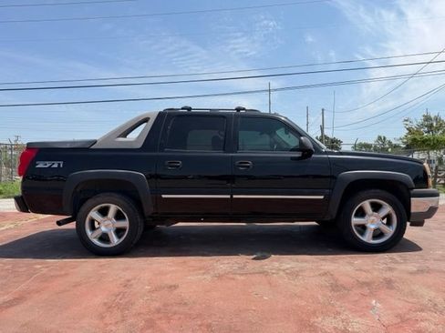 Used 2005 Chevrolet Avalanche Z71 w/ Preferred Equipment Group AWD/4WD image 3