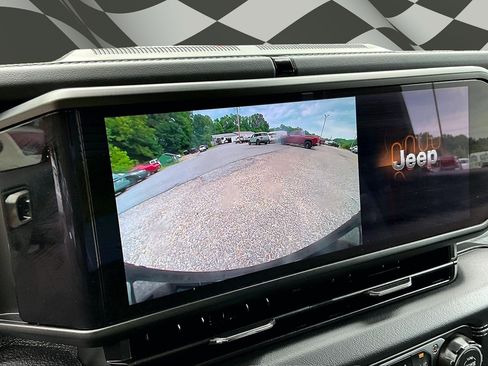 Used 2025 Jeep Wrangler Unlimited Sahara AWD/4WD image 23