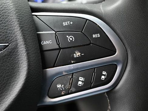 Used 2023 Chrysler Pacifica Touring-L FWD image 29