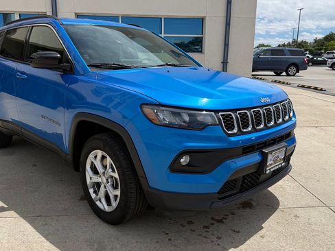 Used 2024 Jeep Compass Latitude AWD/4WD image 5