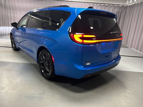 New 2027 Chrysler Pacifica Select FWD image 5