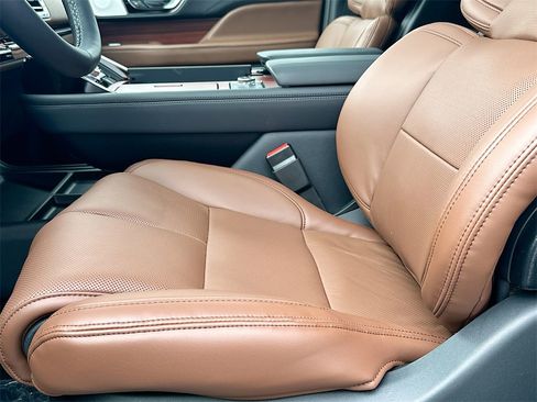 Used 2024 Lincoln Navigator Reserve image 9