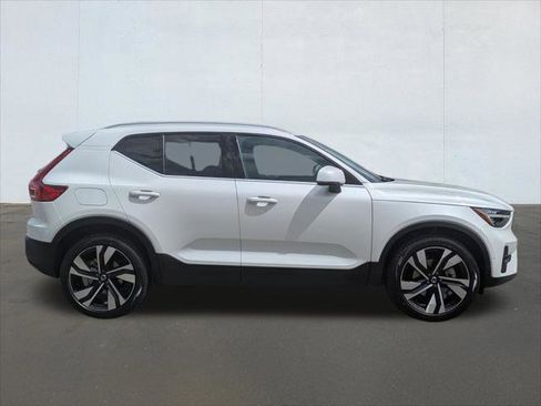 Used 2024 Volvo XC40 B5 Plus w/ Protection Package Premier AWD/4WD image 6