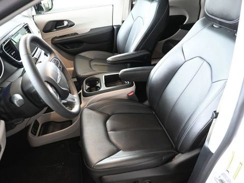 Used 2024 Chrysler Pacifica Touring-L image 9