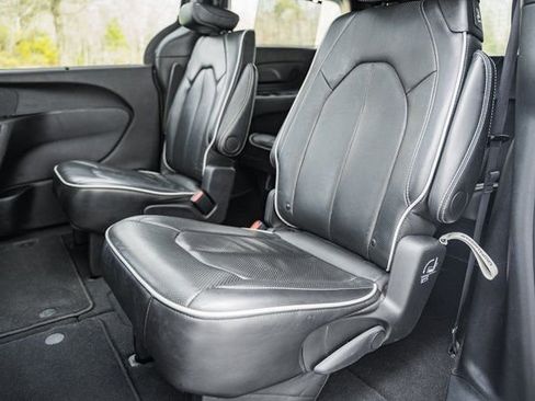 Used 2025 Chrysler Pacifica Limited image 40