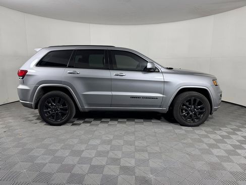 Used 2017 Jeep Grand Cherokee Altitude image 8