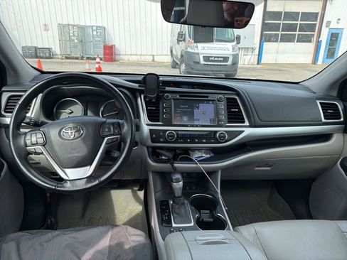 Used 2018 Toyota Highlander XLE AWD/4WD image 5