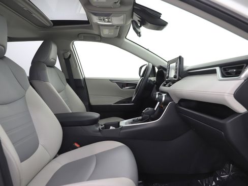 Used 2022 Toyota RAV4 XLE Premium image 13