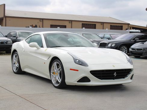 Used 2015 Ferrari California T image 17