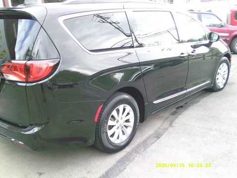 Used 2017 Chrysler Pacifica Touring-L image 4