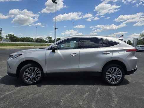 Used 2024 Toyota Venza XLE AWD/4WD image 13