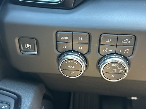 Used 2025 GMC Sierra 1500 AT4 w/ AT4 Premium Package AWD/4WD image 28