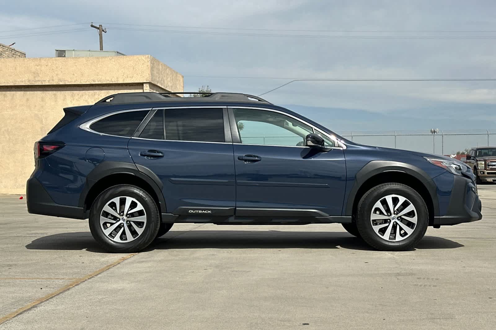 Used 2024 Subaru Outback Premium AWD/4WD image 2