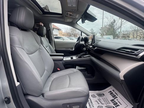 Used 2021 Toyota Sienna Limited image 29