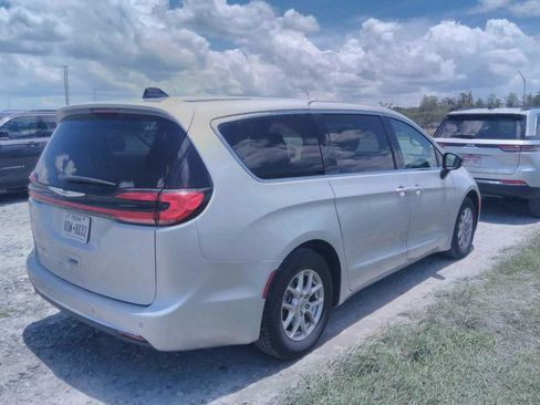 Used 2024 Chrysler Pacifica Touring-L FWD image 2