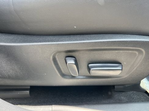 Used 2019 Toyota Highlander XLE FWD image 16