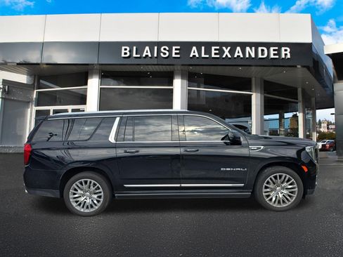 Used 2023 GMC Yukon XL Denali w/ Denali Reserve Package AWD/4WD image 2