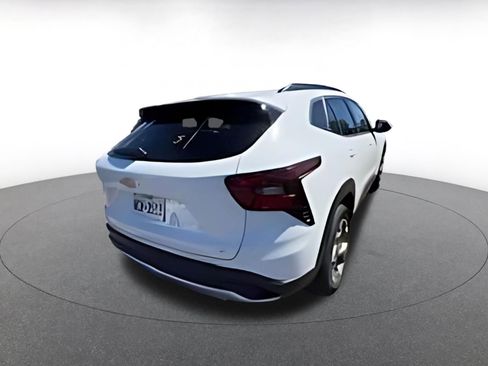 Used 2025 Chevrolet Trax LT image 9