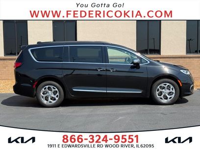 Used 2022 Chrysler Pacifica Limited w/ Uconnect Theater Family Group