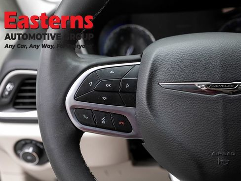 Used 2023 Chrysler Pacifica Touring-L FWD image 15