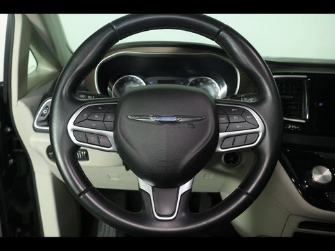 Used 2018 Chrysler Pacifica Touring-L w/ Premium Audio Group FWD image 13