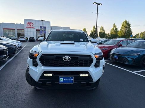 Certified 2025 Toyota Tacoma TRD Sport AWD/4WD image 2