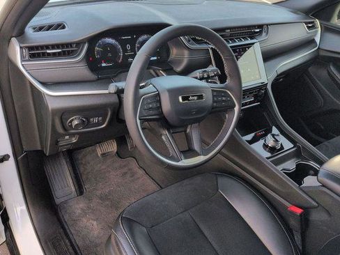 Certified 2025 Jeep Grand Cherokee Altitude image 11