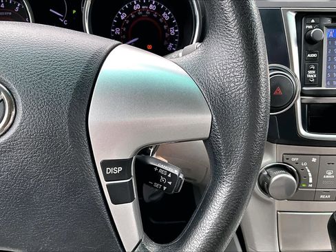Used 2013 Toyota Highlander w/ Cold Weather Pkg image 25