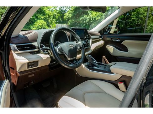 Used 2022 Toyota Highlander XLE FWD image 10
