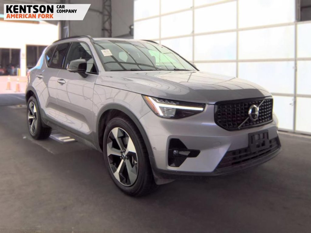 Used 2026 Volvo XC40 B5 Plus AWD/4WD image 2