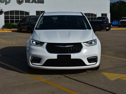 Used 2024 Chrysler Pacifica Touring-L FWD image 2