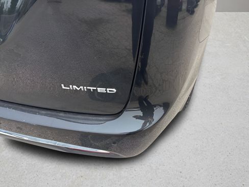 Used 2023 Chrysler Pacifica Limited FWD image 16