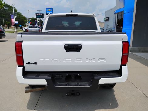 Used 2025 Toyota Tacoma TRD Off-Road AWD/4WD image 8