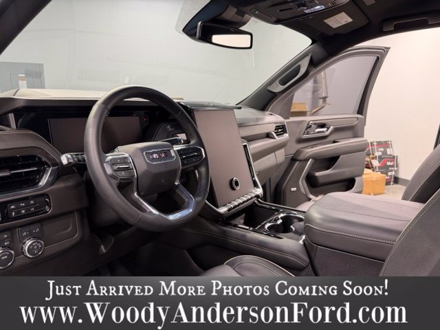Used 2025 GMC Yukon Elevation w/ LPO, Elevation Black Package AWD/4WD image 9