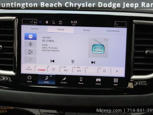 Used 2023 Chrysler Pacifica Touring-L image 13